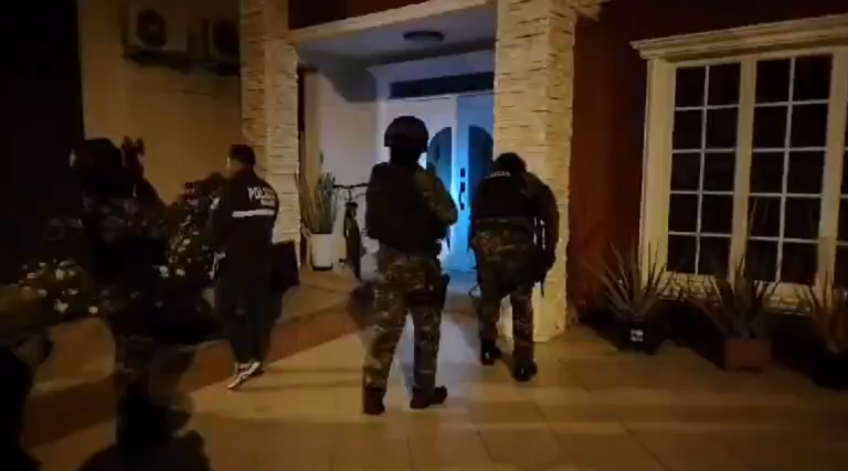 $!Policías a las afueras de la vivienda en donde se llevó a cabo el arresto.