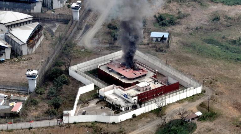 $!Cárcel La Roca quedó con daños en el techo tras explosión.