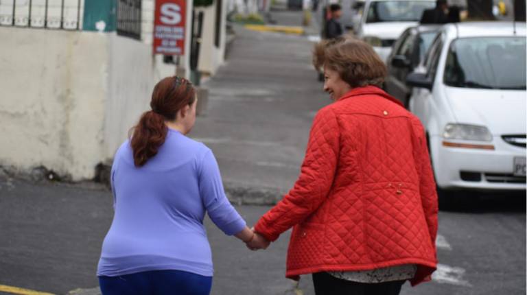 $!Johanna Hidalgo camina junto a su madre Gladys.