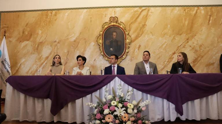 $!El presidente de la República, Daniel Noboa (C), en la Gobernación del Azuay. A su lado derecho está la Ministra de Producción, Comercio Exterior, Inversiones y Pesca, Sonsoles García, y la Canciller Gabriela Sommerfeld