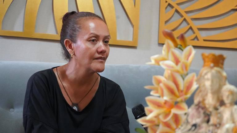 $!Darlin Arrieta, hermana del cirujano plástico colombiano Edwin Arrieta, asesinado en Tailandia, habla durante una entrevista con EFE, el 7 de agosto de 2023, en Santa Cruz de Lorica (Colombia).