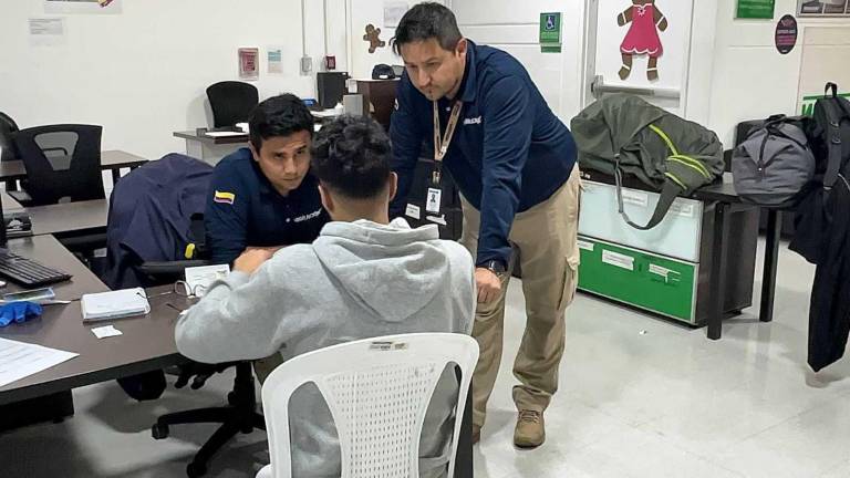 $!Fotografía de agentes migratorios conversando con uno de los jóvenes británicos.