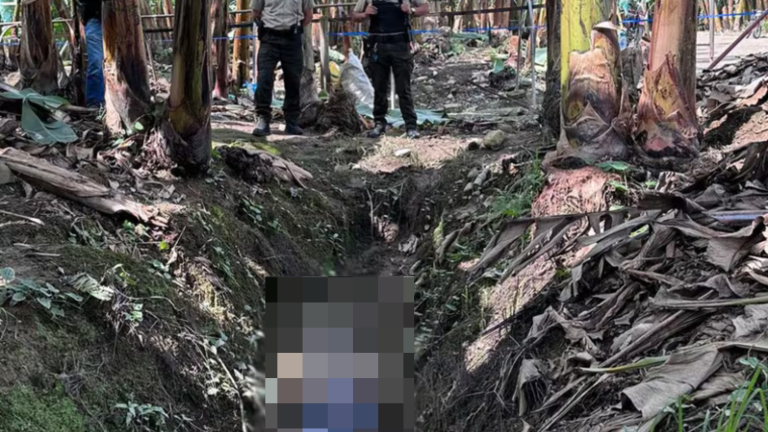 $!Fotografía de un hecho similar acontecido en el cantón El Guabo, de la provincia de Guayas. En este caso, que data del 31 de mayo de este año, el cadáver de un hombre fue hallado en una hondonada en una bananera, cerca de canales de riego.