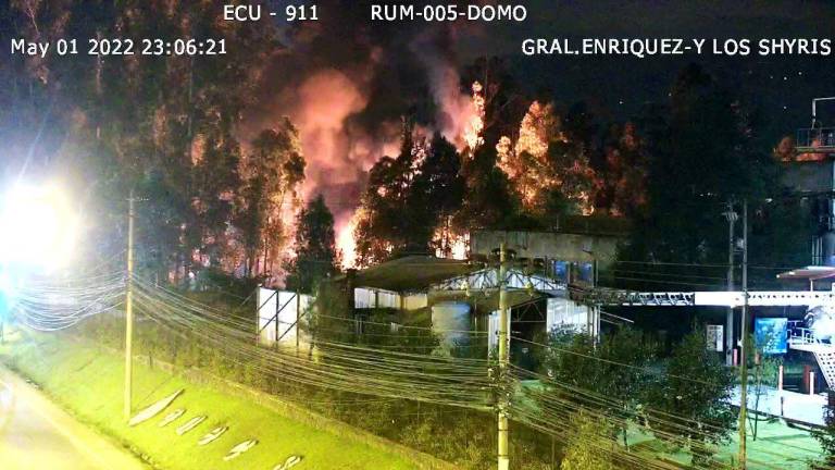 Se registró un incendio en tres bodegas de cartón y papel en Rumiñahui, Pichincha