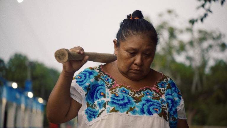 $!Fotografía cedida por ESPN donde aparece María Enedina Canul, de 54 años, integrante del equipo de sóftbol 'Las Amazonas de Yaxunah', en el pueblo de Yucatán (México).