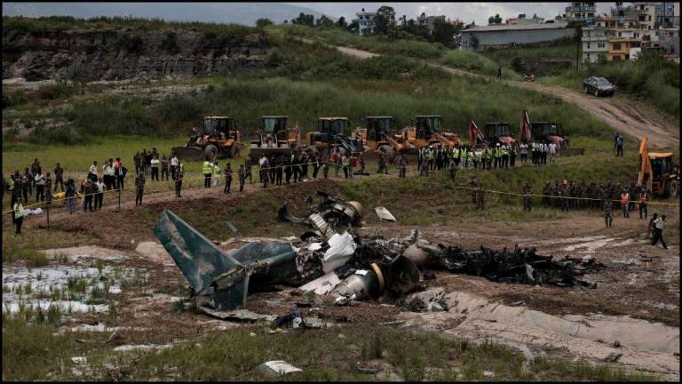 VIDEO | Tragedia aérea en Nepal: 18 muertos y solo el piloto sobrevive a aparatoso accidente tras despegue