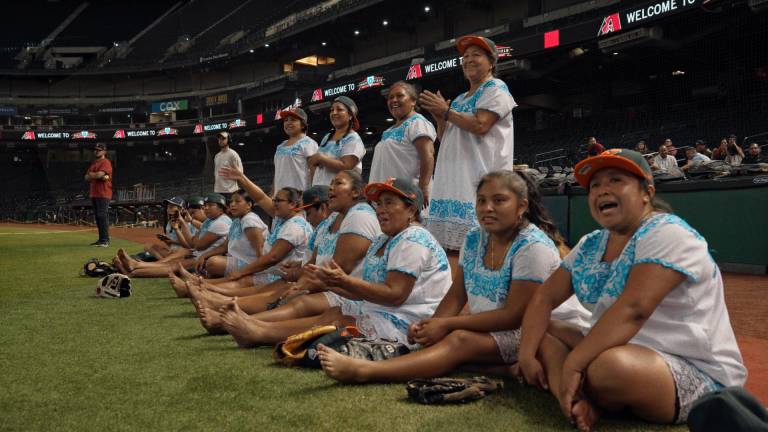$!Fotografía cedida por ESPN donde aparecen jugadoras del equipo de sóftbol 'Las Amazonas de Yaxunah', en el estadio Chase Fields en Phoenix (Estados Unidos).