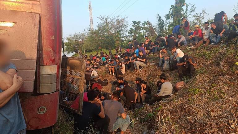 $!Fotografía cedida por el Instituto Nacional de Migración (INM), que muestra a migrantes abandonados en autobuses el 4 de mayo, en el municipio de Minatitlán, estado de Veracruz. 407 extranjeros fueron contabilizados y 46 eran ecuatorianos.