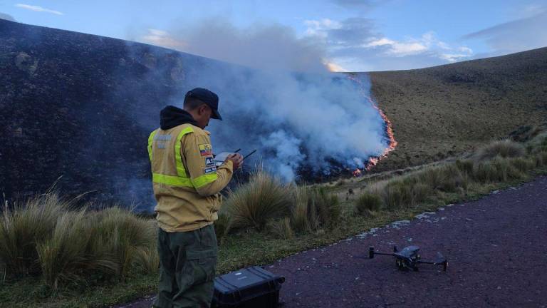 $!Fotografía de incendio forestal cerca del Volcán Antisana al suroeste de Quito.