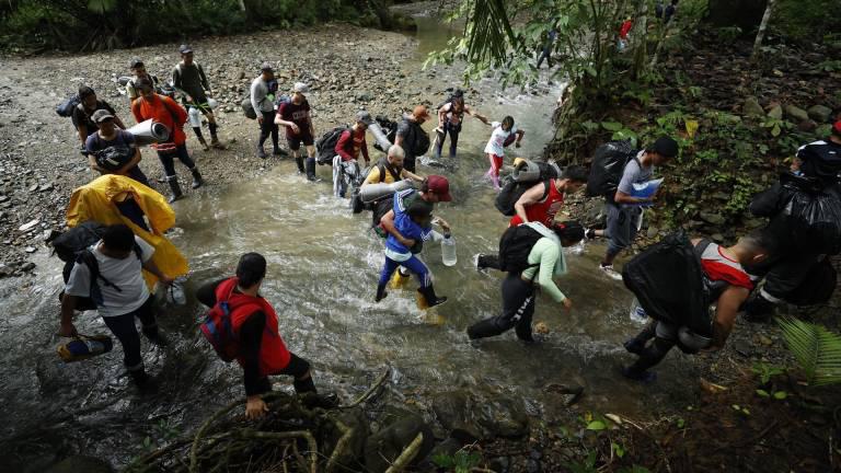 $!Migrantes de varias nacionalidades cruzando el Darién.