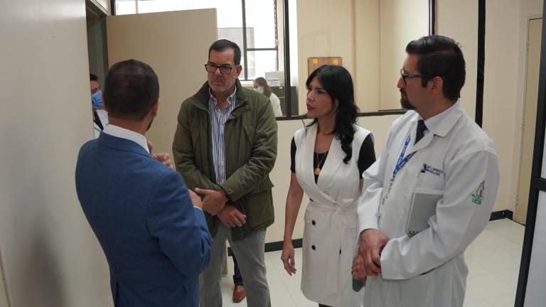 $!Fotografía tomada durante una visita de Agusto y el presidente del Consejo Directivo del Instituto Ecuatoriano de Seguridad Social, Eduardo Peña, al Hospital de Especialidades José Carrasco Arteaga, el pasado 15 de abril.