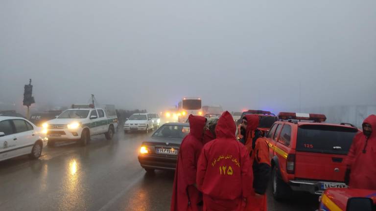 $!Varzaghan, Irán, 19/05/2024.- Equipos de rescate iraní trabajan en el área del incidente, pero el mal tiempo ha dificultado la búsqueda del helicóptero en el que viajaba el presidente Ebrahim Raisi.