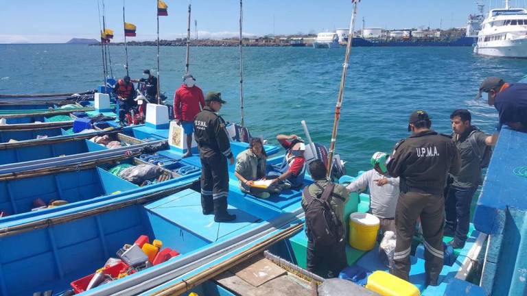 Detienen en Galápagos embarcación con 30 tiburones de especies amenazadas