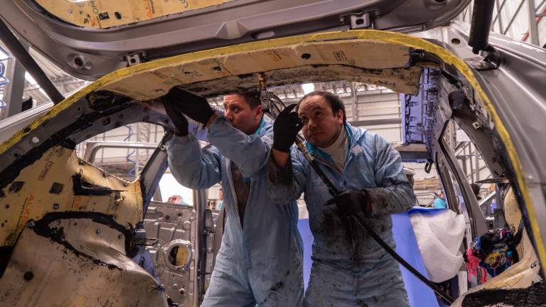 $!Operarios de Aymesa en la instalación de sistemas a un vehículo.