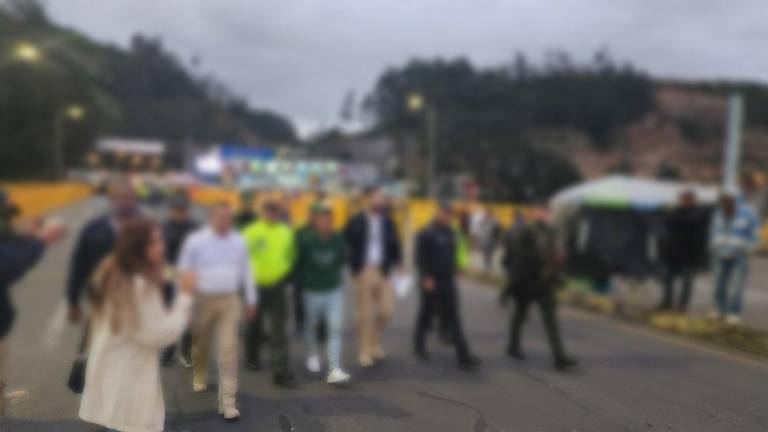 $!Fotografía del detenido caminando bajo custodia de elementos de la Fuerza Pública.