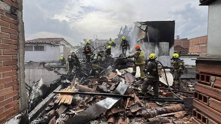 Una avioneta cae en un vecindario de Medellín y ocasiona la muerte de al menos ocho personas