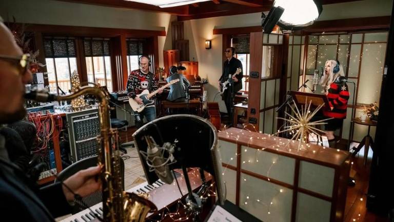 $!Una de las imágenes que Lady Gaga subió a su Instagram en el estudio donde grabó su versión de 'Santa Claus is coming to town'.