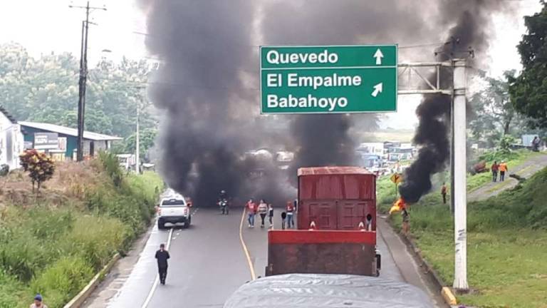 Protesta por resultados electorales causa cierre de la vía a Quevedo