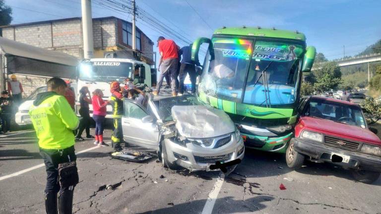 Choque múltiple en la avenida Simón Bolívar de Quito: cuatro vehículos colisionaron