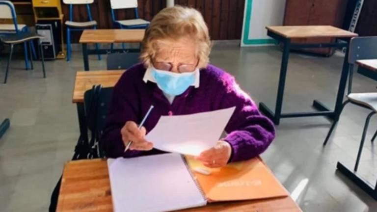 Mujer de 93 años termina la primaria con la ayuda de su bisnieta