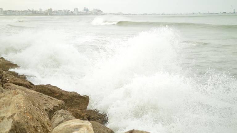 $!Fuerte oleaje en toda la costa ecuatoriana.