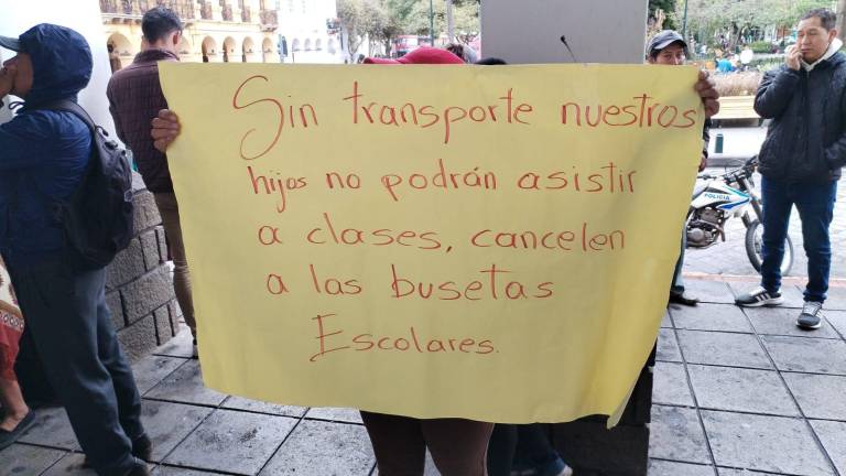 $!Padres exigen pago al servicio de transporte de las escuelas del milenio en Cuenca: Mis hijos deben caminar tres horas