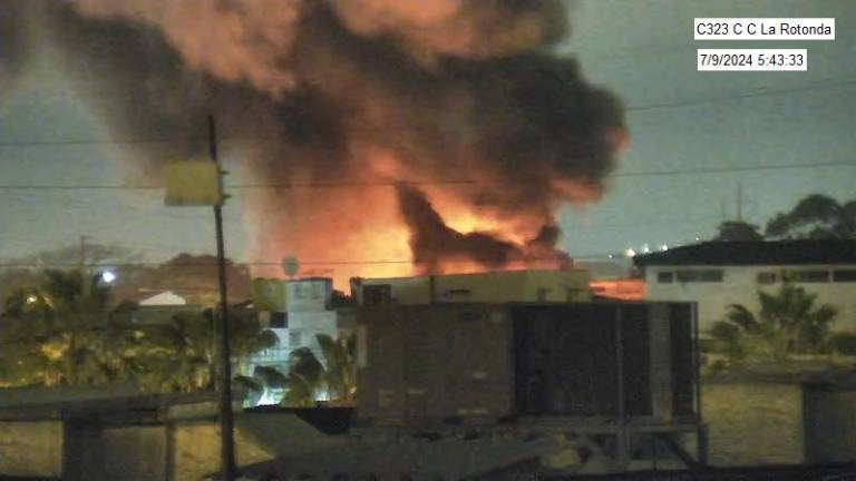 Incendio en un local de electrodomésticos en el norte de Guayaquil: el fuego arrasó con una bodega