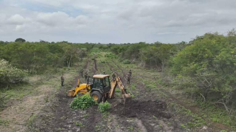 $!Fotografía que muestra el proceso de inhabilitación de una pista clandestina con una extensión de 1 ¹/² Km en la Isla Puná., en la provincia del Guayas.