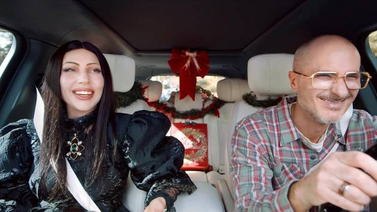 $!Una de las imágenes que Lady Gaga subió a su Instagram donde comentó lo divertido que fue subirse a un Carpool de karaoke navideño, como parte del lanzamiento de su versión de 'Santa Claus is coming to town'.