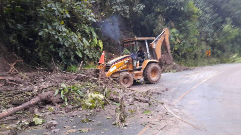 Deslizamientos de tierra provocan el cierre de la vía Alóag - Santo Domingo