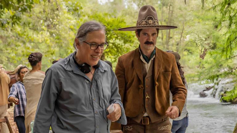 $!Fotografía cedida por Netflix donde se observa al director Rodrigo Prieto (i) y el actor Manuel García-Rulfo en una imagen tomada durante la filmación de la película “Pedro Páramo”.