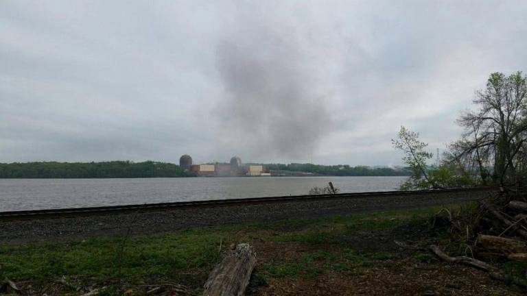 Un incendio obliga a parar parte de una planta nuclear en Nueva York