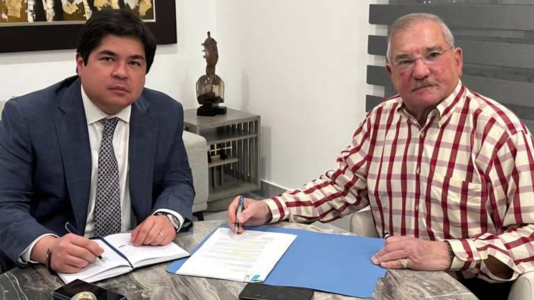 $!Fotografía que mantuvieron José Jouvín Vernaza y Arturo Félix Wong, la cual precedió el anuncio por parte de Solca referente a la reanudación de la atención para nuevos pacientes derivados del IESS.