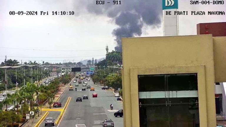 Incendio dentro una urbanización de Samborondón moviliza unidades para controlarlo