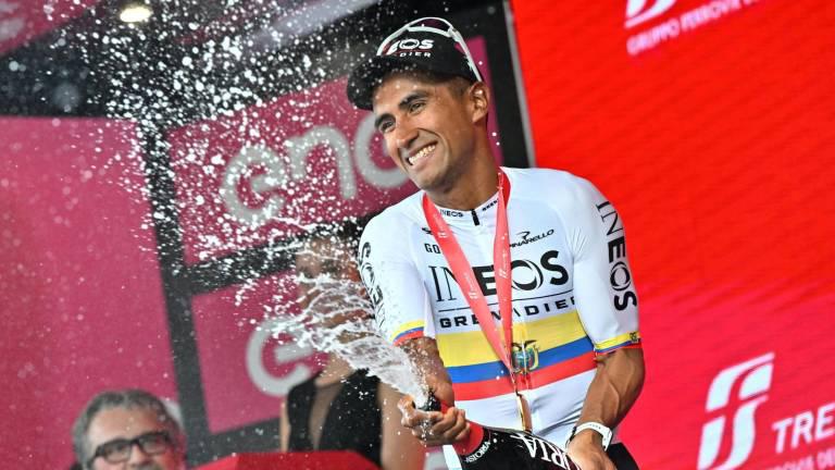 $!El ciclista ecuatoriano Jhonatan Narváez ( Ineos Grenadiers) celebra en el podio tras vencer en la primera etapa del Giro de Italia 2024, sobre 143 kilómetros desde Venaria Reale a Turin, Italia.