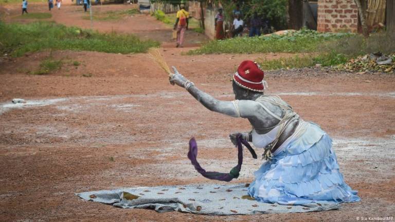 Rociadas con gasolina y quemadas vivas: aumentan asesinatos de mujeres acusadas de brujería en RDC