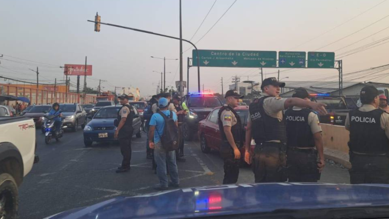 $!Policía controla el tránsito luego de que se registrara el asesinato de María Daniela Icaza, en el norte de Guayaquil.