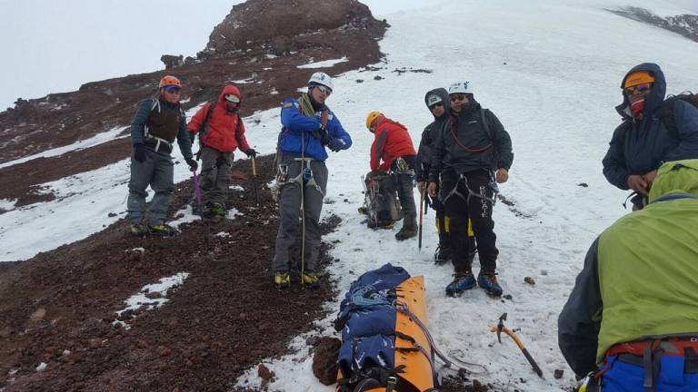 Ecuador suspende montañismo tras mortal avalancha en el Chimborazo