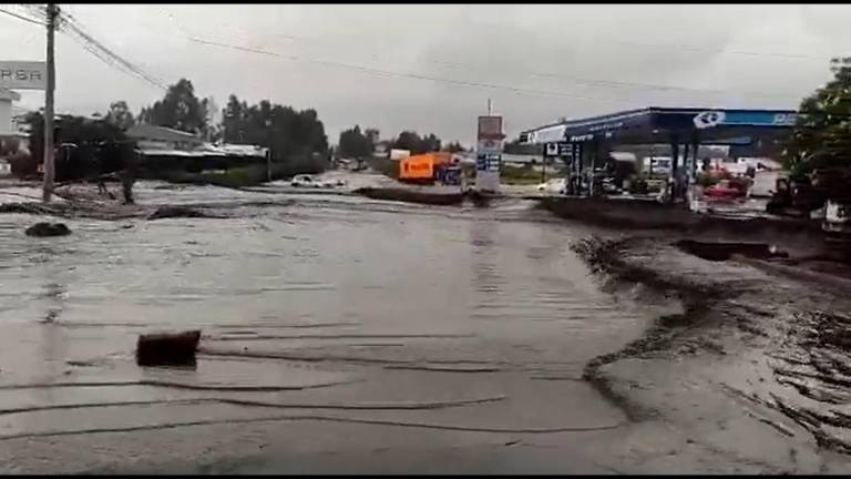 Inundaciones y autos atrapados por desborde de río en Sangolquí