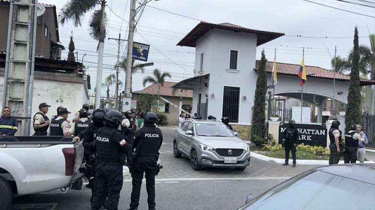 Microvistazo | Militares y policías allanan viviendas en urbanizaciones privadas de Daule