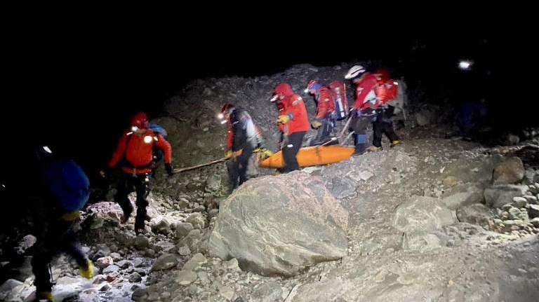 Tres excursionistas mueren al caer en una grieta del volcán Antisana