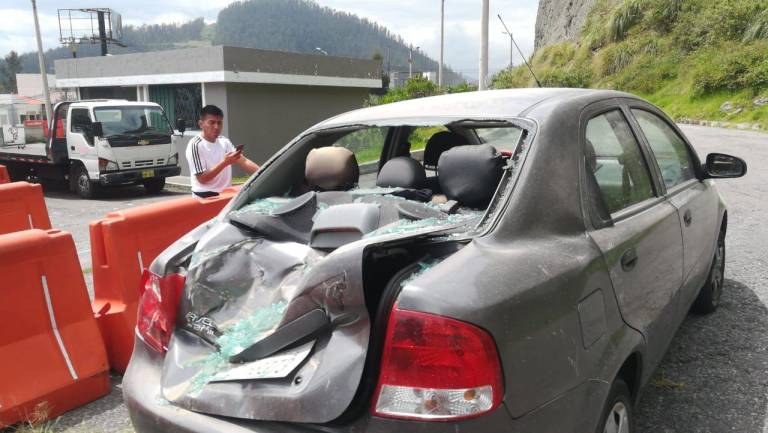 $!Fuerte temblor en Quito provoca deslizamiento de rocas y varias afectaciones