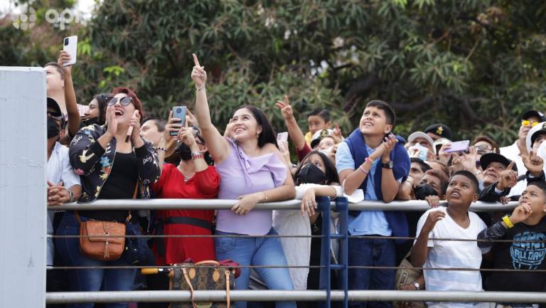 $!Cientos de personas llegaron al malecón para disfrutar el espectáculo.