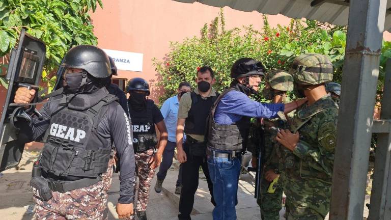 Policías y militares asumen control de Penitenciaría, pero presos seguirían armados