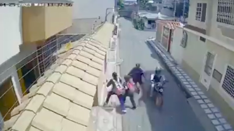 VIDEO: Criminales en moto asaltaron a estudiantes cuando se dirigían a sus casas en Machala