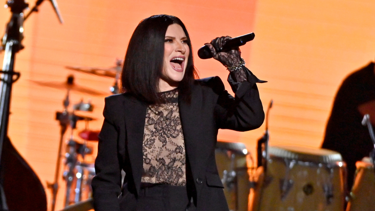 VIDEO | Laura Pausini sufrió aparatosa caída en medio de un concierto