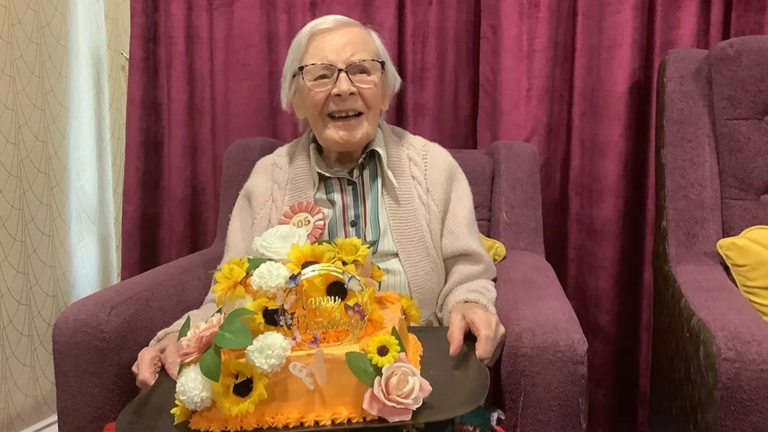 Mujer de 105 años revela su secreto para la longevidad: 'no casarse y tomar un vaso de cerveza'