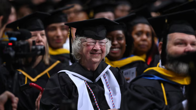 Mujer de 90 años logró obtener su título universitario: 'parece un sueño'