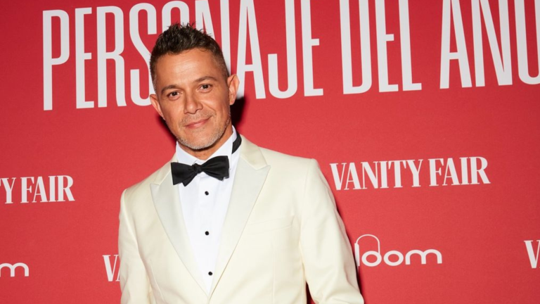 El icónico cantante español fue homenajeado por Vanity Fair España en una emotiva gala en Madrid.