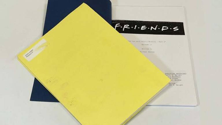 Subastarán guiones de la serie ‘Friends’ que fueron encontrados en un bote de basura